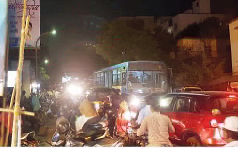 उंबर्या गणपती चौकात सतत होणार्या वाहतूक कोंडीने धायरीकर हैराण