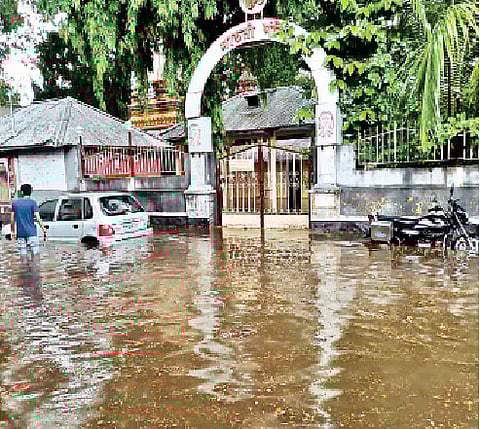 पावसाचे पाणी शिरले देवळात, घराघरात; नालेसफाई न झाल्याचा परिणाम