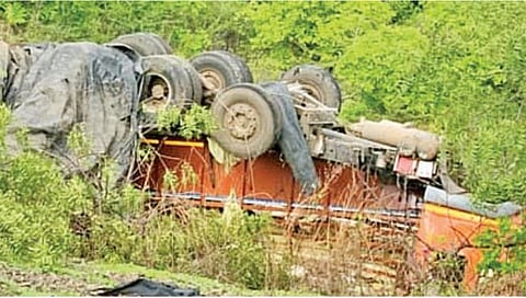 बीड : धारूर घाटात ट्रक कोसळला