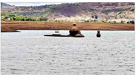 वाडा येथील चासकमान धरणाच्या पाण्यात गेलेले शंकराचे मंदिर.