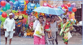 दर्शनाला आलेले भाविक पावसातही न्हाले; आस माउलींच्या दर्शनाची