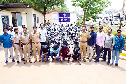 आळेफाटा पोलिसांनी अटक केलेले सराईत आरोपी आणि जप्त केलेल्या मोटारसायकली.