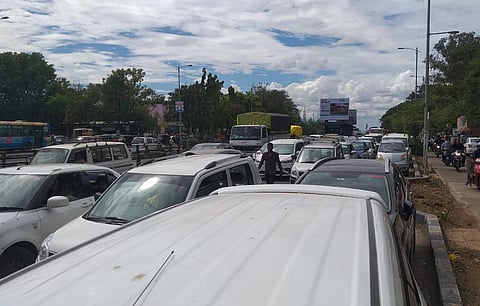 पुणे : पर्यटकांच्या अस्ताव्यस्त पार्कींगमुळे प्रचंड वाहतूक कोंडी, पालिकेचे पार्कींग फुल्ल; वाहनचालकांच्या नाकी नऊ