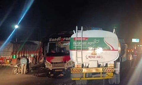 पाटस येथे लक्झरी बस आणि ट्रकमध्ये अपघात