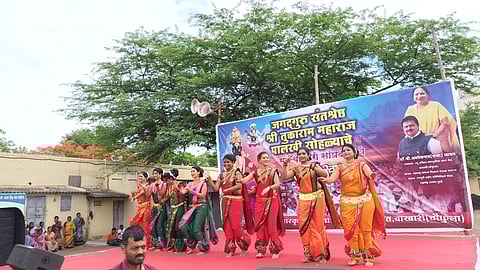 तमाशा कलावंताकडून वारकऱ्यांसाठी लावणीचे आयोजन