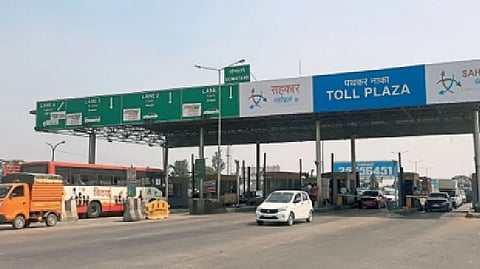 कार्ला : वरसोली टोलनाक्यावर स्थानिकांना अरेरावी