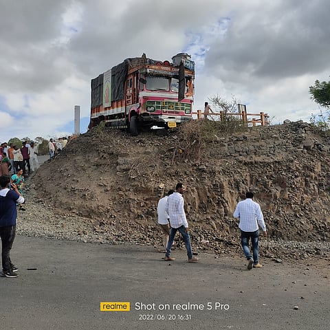 फक्त दैव बलवत्तर म्हणून वारकरी बचावले; शिंदवणे घाटात वारकऱ्यांच्या ट्रकचा ब्रेक फेल