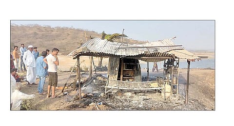 बोटा : भूतांबरे कुटुंबातील दोन भावांचे राहते छप्पर जाळून खाक झाले. (छाया : सतिश फापाळे)