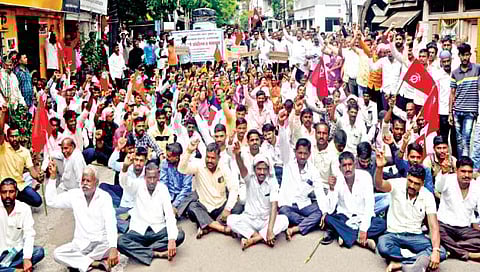 कोल्हापूर : माथाडी कामगारांच्या काम बंदमुळे कांदा मार्केटमधील उलाढाल ठप्प