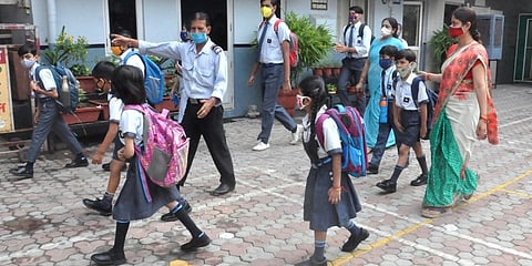 कार्ला : एकवीरा विद्यालयात ढोल-ताशांच्या गजरात स्वागत