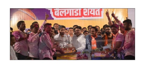 कर्जत : बैलगाडा शर्यतीत प्रथम, द्वितीय स्थाना पटाविलेल्यांना बक्षिस वितरण करताना आमदार रोहित पवार व अन्य.