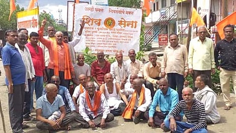 बीड : ४२ शिवसैनिकांनी मुंडन करत बंडखोर आमदारांचा केला निषेध