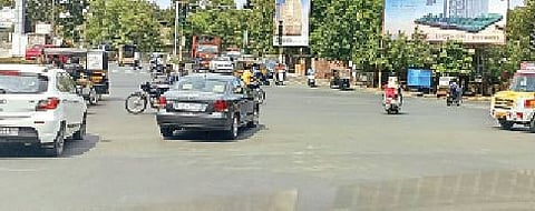 पांढरे पट्टे दिसत नसल्यामुळे भोसरी चौकातच थांबलेली वाहने.