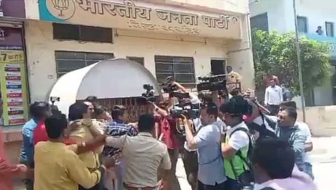 Pankaja Munde : पंकजा मुंडे समर्थकांचा भाजप कार्यालयावर हल्ला