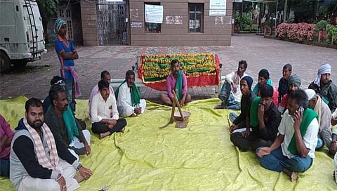 बेळगाव : स्मशानभूमीच्या रस्त्यासाठी जिल्हाधिकारी कार्यालयासमोर ठेवला मृतदेह