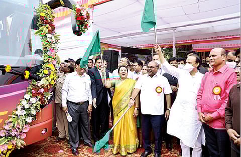 पुणे : राज्यातील पहिल्या इलेक्ट्रिक बसचा लोकार्पण सोहळा पुण्यात एसटीचे विभागीय कार्यालय येथे पार पडला. यावेळी उपमुख्यमंत्री अजित पवार, परिवहनमंत्री अनिल परब यांच्यासह उपस्थित मान्यवरांनी बसला हिरवा झेंडा दाखवला.