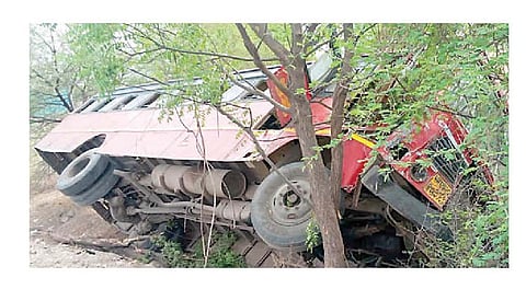 नगर : स्विफ्टकारवर बस आदळून एक ठार, दोन जखमी