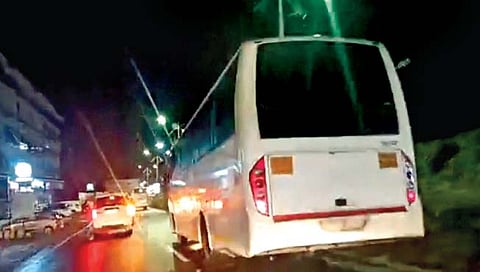 पणजी : दाबोळी विमानतळावरून बंडखोर एकनाथ शिंदे समर्थकांना याच बसमधून मोठ्या पोलिस बंदोबस्तात ताज कन्व्हेंन्शन सेंटर या पंचतारांकित हॉटेलमध्ये नेण्यात आले.