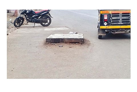 अबब..! रस्त्यापेक्षा चेंबर उंच