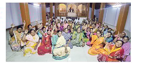 खळद (ता. पुरंदर) ग्रामसभेत विधवा प्रथा बंद करण्याच्या ठरावाला हात उंचावून संमती देताना.