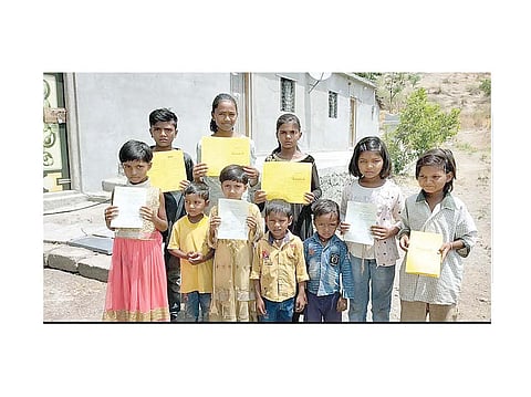शाळेला रस्ता नाही, पालकांनी काढले दाखले! सुविधेअभावी धरली अन्य शाळेची वाट