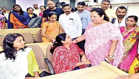 कोल्हापूर : रेल्वे व वस्त्रोद्योग राज्यमंत्री दर्शन जरदोश यांनी बुधवारी जिल्हाधिकारी कार्यालयात केंद्र शासनाच्या विविध योजनांच्या लाभार्थ्यांशी संवाद साधला.