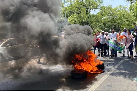 Rahul Gandhi ED Interrogation : काँग्रेस कार्यकर्त्यांनी टायर पेटवले, बॅरीकेटस तोडले