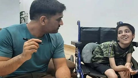 MS Dhoni : माहीने पुसले दिव्यांग चाहतीचे अश्रू