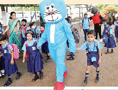 पुन्हा स्कूल चले हम ! शाळेच्या पहिल्या दिवशी चिमुकल्यांच्या चेहर्यावर हसू