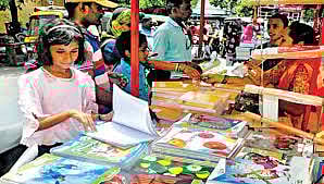 बाजारात शालेय साहित्य खरेदीची लगबग