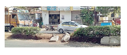 देहू-आळंदी रस्त्यावरील दुभाजक निखळून पडल्याने त्यातील माती पावसामुळे रस्त्यावर वाहून येण्याची शक्यता