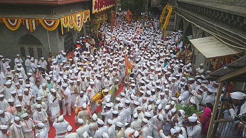 वारकऱ्यांचा उत्साह ओसंडून वाहिला…! देहभान विसरून “ज्ञानोबा माऊली”चा जय घोषात वारकरी दंग
