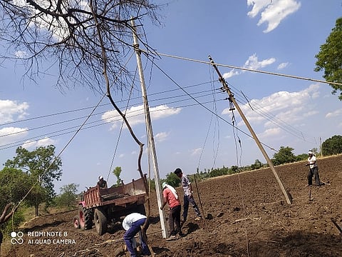 झोळ पडलेल्या तारांमध्ये टाकले विद्युत खांब