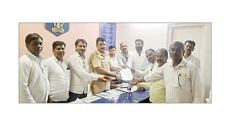 जेऊर : पोलिसांना निवेदन देताना रामेश्वर निमसे, शुभांगी शिकारे, किशोर शिकारे, भीमराज मोकाटे, संतोष पटारे आदी.