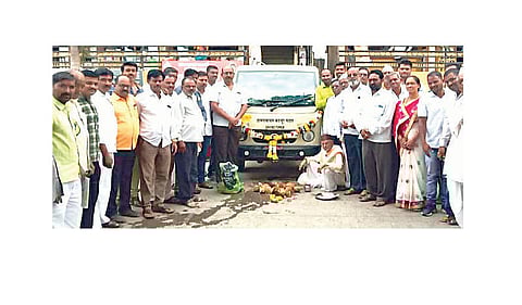 कान्हूरपठार ः घंटागाडीचे लोकार्पण करताना अॅड. आझाद ठुबे व मान्यवर. (छाया ः सतीश ठुबे)
