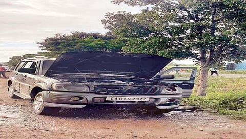 बेळगाव : ताळगाव येथील कारला निपाणीजवळ आग; तिघे वाचले