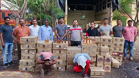 सोलापुरात ८ लाखाची गोवा बनावटीची विदेशी दारू जप्त