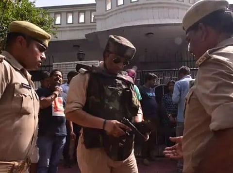 घटनास्थळी पाहणी करताना पाेलिस अधिकारी.