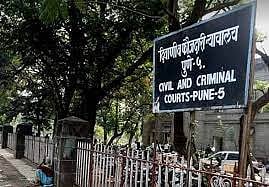 कचरा करतोय ‘अन्याय’; जिल्हा न्यायालय आवारात पालापाचोळा अन् प्लास्टिक बाटल्या