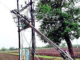 वीज खांबांच्या दुरुस्तीला मुहूर्त मिळेना