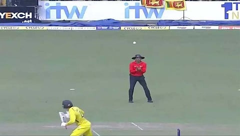 SL vs AUS : अंपायरिंग करत असतानाचं 'फिल्डर' बनले कुमार धर्मसेना (Video)