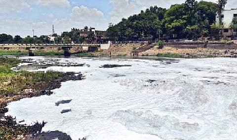 मोशी : इंद्रायणी नदीची पाणीपातळी वाढली