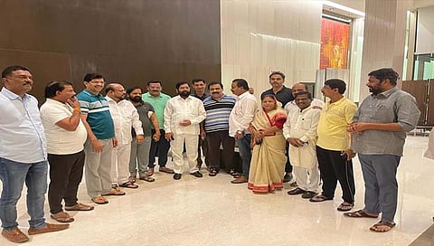 Jalgaon Shivsena : शिवसेनेला आणखी मोठा धक्का; गुलाबराव पाटलांसह इतर काही नेते गुवाहाटीत दाखल