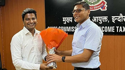 इंदोर येथे येथे गणेश टेंगले यांची आयकर निदेशकपदी निवड झाल्यानंतर त्यांचा सत्कार करण्यात आला.