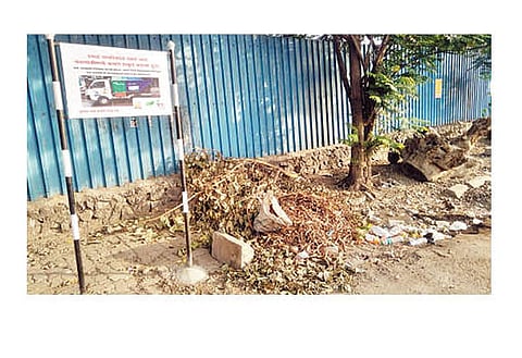 ‘कचरा टाकू नये’ या फलकाजवळच कचरा