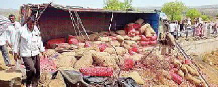 पाथर्डी : माणिकदौंडी घाटात धोकादायक वळणावर ट्रक पलटी होऊन ट्रकमधील कांदा रस्तावर व बाजूला पडला. (छाया : अमोल कांकरिया)