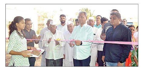 श्रीरामपूर : राहाता तलुक्यातील नांदूर येथे कांदा साठवणूक केंद्राचे उद्घाटन करताना सारंगधर निर्मळ.