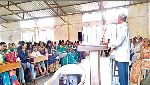 कराड : आत्माराम विद्यालयाचे माजी विद्यार्थी भेटले 46 वर्षानंतर