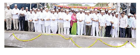 नेवासा/भेंडा : विधिवत पूजा करून ज्ञानेश्वर साखर कारखान्याच्या गळीत हंगामाची सांगता करताना चेअरमन माजी आमदार नरेंद्र घुले. समवेत माजी आमदार चंद्रशेखर घुले, माजी आमदार पांडुरंग अभंग व मान्यवर.