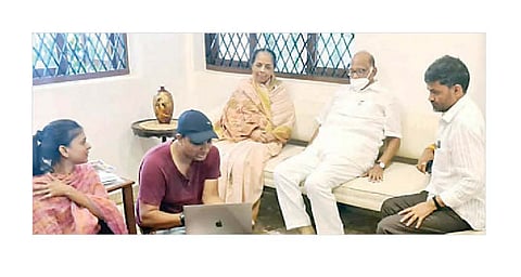 पारनेर ः कोरोना योद्धा आमदार नीलेश लंके यांच्या कार्यावरील माहिती पट पाहताना ज्येष्ठ नेते शरद पवार व प्रतिभा पवार.